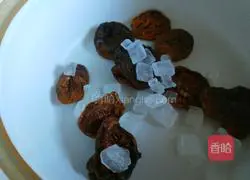 Illustration of how to make rock sugar, dried apricot and longan tea 3