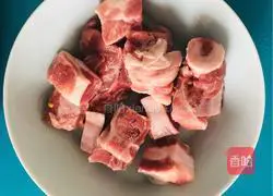 Illustration of how to make pork ribs and corn soup in a clay pot 1