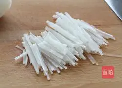 Illustration of how to make cold shredded white radish 1