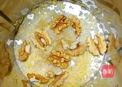 Illustration of how to make walnut and red bean rice paste 4