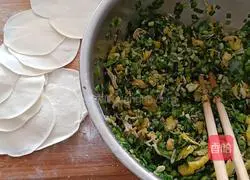 Illustration of how to make three fresh dumplings 6