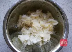 Illustration of how to make red dates and longan double-ear soup 6