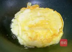 Illustration of how to make loofah and egg soup 6