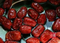 Illustration of how to make flowering red date steamed buns 1