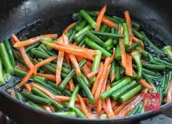 Illustration of how to make stir-fried noodles with garlic moss and shredded pork 6