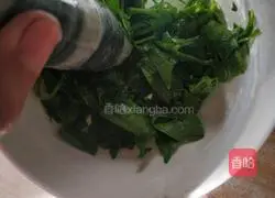 Illustration of how to make baby spinach noodles and purple potato noodles 1
