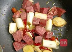 Illustration of how to make potato stewed beef 5