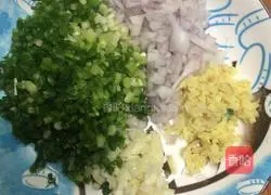 Illustration of how to make meat dumplings stuffed with radish, chives and onions 2