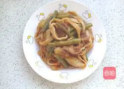 Illustration of how to make braised noodles with potatoes, beans and beans 14