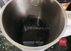 Illustration of how to make fragrant black soy milk 4