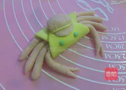 Illustration of how to make crab steamed buns 10