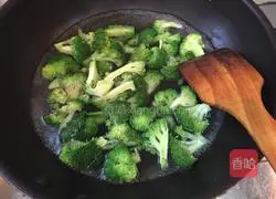 Illustration of how to make broccoli in soup 8