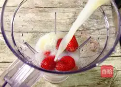 Strawberry Lactobacillus Milkshake Recipe Illustration 4