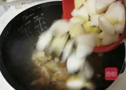 Illustration of how to make peach gum, Sichuan scallops and pear stewed 8