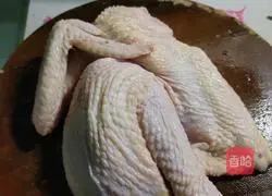 Illustration of one of the ways to eat a chicken (chicken soup with ➕fried chicken skeleton)