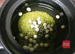 Lily Mung Bean and Lotus Seed Soup Recipe Illustration 2