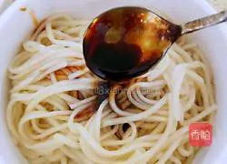 Illustration of how to make scallion oil noodles 21