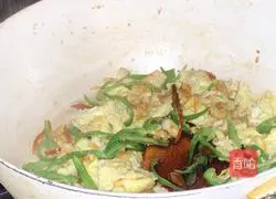 Illustration of how to mix green pepper and egg with kelp noodles 10 