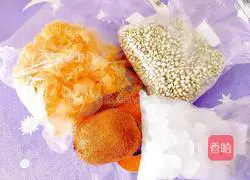 Illustration of how to make kiwi barley and white fungus soup 1