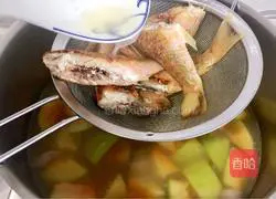 Illustration of how to cook papaya in fish soup 7