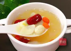 Lily, tremella, lotus seeds and snow pear soup Practice illustration 1