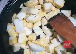 Illustration of how to make fried steamed buns with onions and ham 6