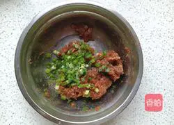 Illustration of how to make pork stuffed pot stickers 4