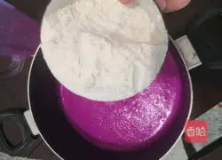 Illustration of making dragon fruit cake 4