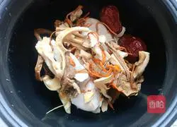 Illustration of how to make mushroom and chicken soup 6