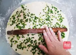 Thousand-layer green onion pot helmet steamed buns Illustration of how to do it 8