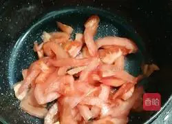 Illustration of how to make tomato and egg drop soup 1