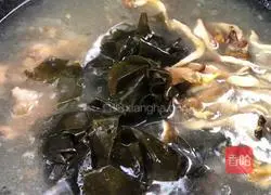 Illustration of how to make wolfberry and kelp egg soup 5