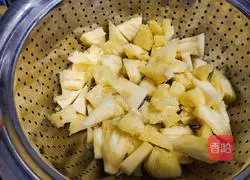 Illustration of how to make pineapple sweet and sour meat 2