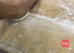 Illustration of how to make scallion pancakes 7