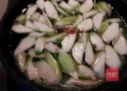 Illustration of how to make loofah egg soup 9