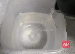 Illustration of how to make yogurt rainbow cup 2