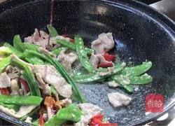 Illustration of how to make fried lean meat with snow peas 15