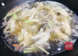 Illustration of how to make spicy and sour chicken feet in summer 2