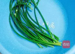 Illustration of how to make cold garlic cloves by hand 1