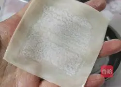 Illustration of how to make steamed wontons with mushroom, carrot and meat filling 2