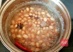 Illustration of how to make cold five-spice peanuts 1