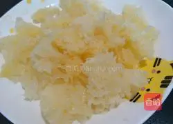 Illustration of how to make peach gum, red dates and white fungus soup 2