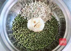 Illustration of how to make lily barley and mung bean drink 1