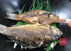 Illustration of how to make grilled crucian carp with green onions 11