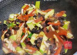 Illustration of how to make stir-fried noodles with bean paste 12