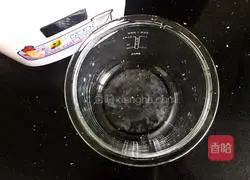 Illustration of how to make red date and white fungus soup 1