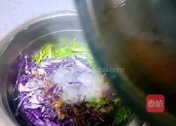Illustration of how to make purple cabbage mixed with bitter chrysanthemum 11