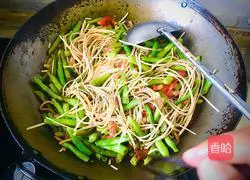 Illustration of how to make steamed noodles with lean meat and plum beans 15