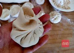 Illustration of how to make peanut filling sugar buns 8