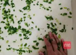 Illustration of how to make hand-shred green onion pancakes 3